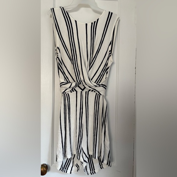 Love Tree White & Blue Stripes Sleeveless Romper Open and Tie on Back Sz: Large - Picture 2 of 9